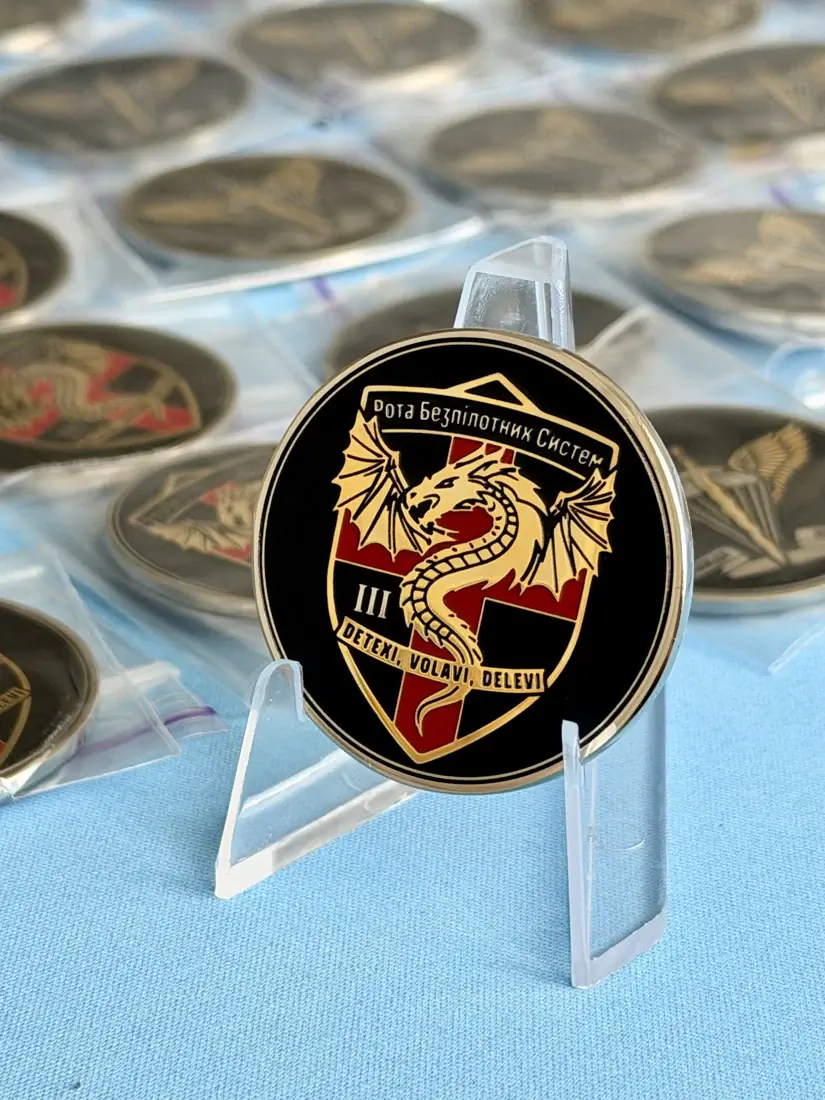 коїн «Дракон III» на прозорій підставці