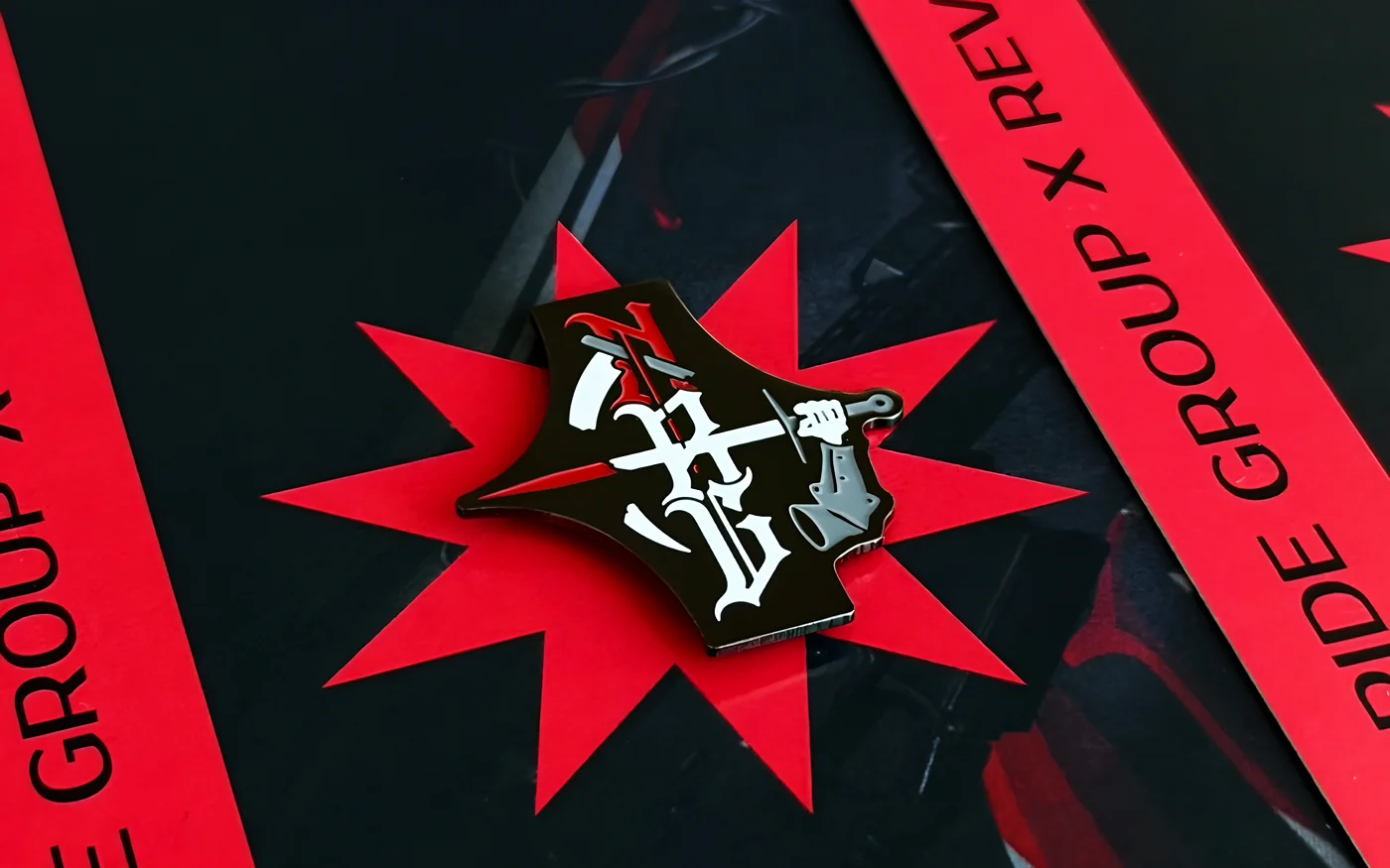 Металевий пін-зірка Night Ride Group x Revolt: чорна тверда емаль з червоними та білими елементами на фірмовій листівці